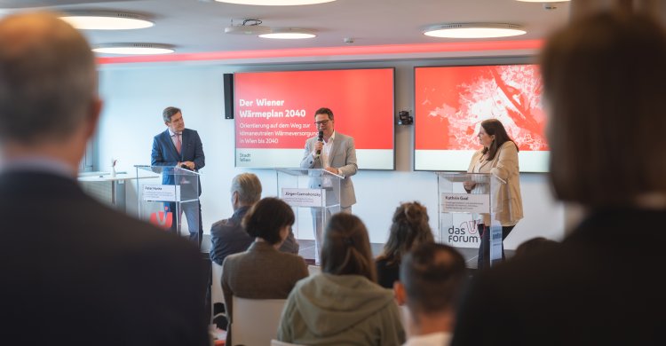 Finanzstadtrat Peter Hanke, Klimastadtrat Jürgen Czernohorszky und Vizebürgermeisterin Kathrin Gaál präsentieren den Plan für eine klimaneutrale Zukunft Wiens.